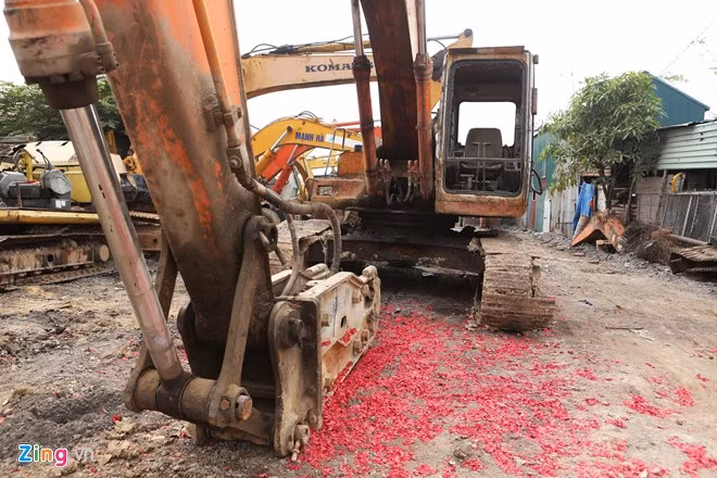 Xác pháo ngay bên bãi xe xây dựng...