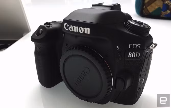 Máy sở hữu cảm biến APS-C 24.2MP với bộ xử lý DIGIC 6, kết hợp công nghệ Dual Pixel CMOS AF tích hợp 45 điểm lấy nét tự động đều là cross type.