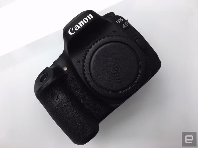 Theo đó, máy ảnh Canon EOS 80D mang đậm thiết kế của dòng DSLR tầm trung, hướng tới người dùng nghiệp dư và bán chuyên nghiệp.