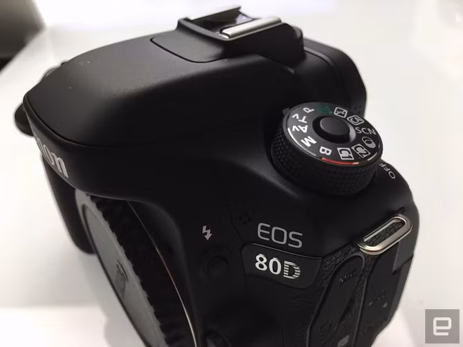 Theo Engadget, máy có dải ISO tối đa 16.000 và mở rộng lên đến 52.000, khả năng chụp liên tiếp 7 khung hình/giây và quay video Full HD 1080p tại 60fps.