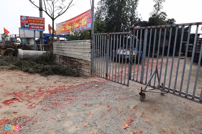 ... trước cổng một doanh nghiệp.