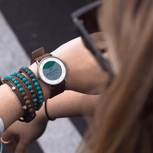  4. Pebble Time Round – Giá 249USD. Pebble Time Round mang đậm phong cách nữ tính. Với giá khởi điểm 249USD, smartwatch này đi kèm với màn hình e-ink màu cho thời lượng pin sử dụng 2 ngày. Đặc biệt, chiếc đồng hồ này còn có thể ghép đôi với cả các thiết bị iOS và Android.