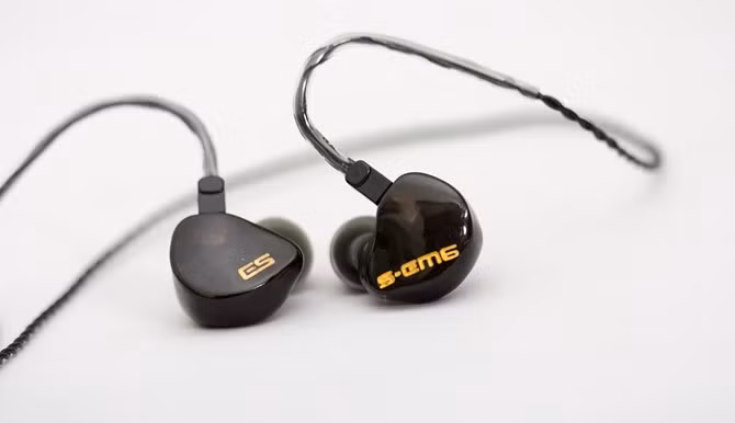 Thế giới tai nghe nhét trong (In-ear) dạng Balance Armature (BA) đang bùng nổ về số phiên bản để lựa chọn cũng như về số lượng... màng loa trong một sản phẩm. Trước đây, những cặp tai nghe có 4 màng loa BA một bên tai đã là những sản phẩm cao cấp nhất của các hãng. Công nghệ càng phát triển, màng loa càng nhỏ lại nên các nhà sản xuất có thể làm được tai nghe nhỏ hơn, hoặc nhét nhiều màng loa hơn vào một chiếc tai nghe. Hãng Earsonics đến từ nước Pháp cũng không đứng ngoài cuộc đua đó Chúng ta hãy cùng mở hộp cặp tai nghe in-ear S-EM6 với 6 màng loa Balance Armature ở mỗi bên.