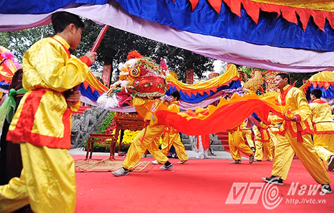 Tương truyền khi xưa, Phùng Hưng sau khi đánh thắng giặc Đường thì nghỉ chân tại thành Tống Bình (làng Triều Khúc ngày nay). Ngài lệnh cho một số lính nam cải trang thành nữ múa để khích lệ tinh thần quân sĩ. Sau này, điệu múa trở thành đặc trưng trong hội làng Triều Khúc diễn ra từ mùng 9 đến ngày 12 tháng giêng hàng năm.