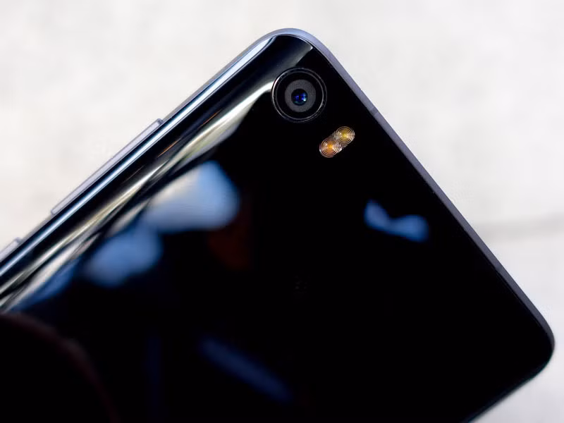 Giá bán phiên bản bộ nhớ trong 32 Gb là 306 USD (tương đương 6,83 triệu đồng), phiên bản 64 GB có giá 352 USD (7,85 triệu đồng).