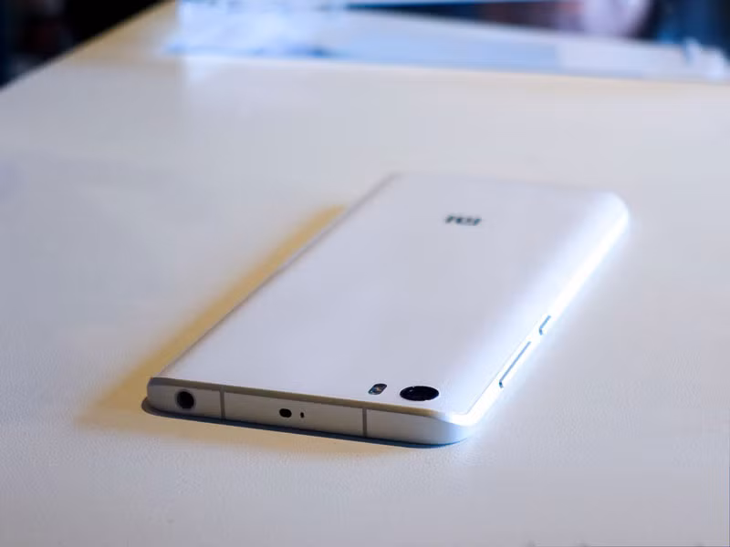 Xiaomi Mi 5 có 2 khe cắm SIM, hỗ trợ kết nối 4G LTE Cat 12.