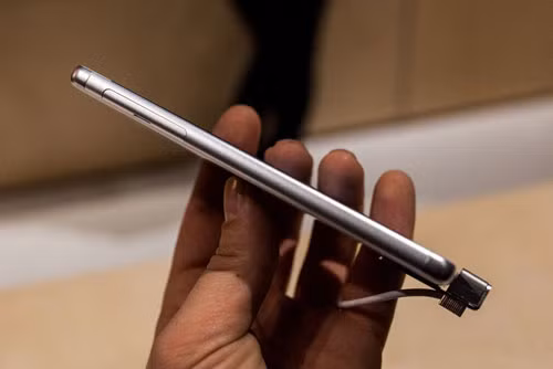 Cạnh trái là nơi đặt khe cắm SIM và thẻ nhớ. Xperia XA có cả tùy chọn 2 SIM, có thể kết nối mạng 4G LTE.