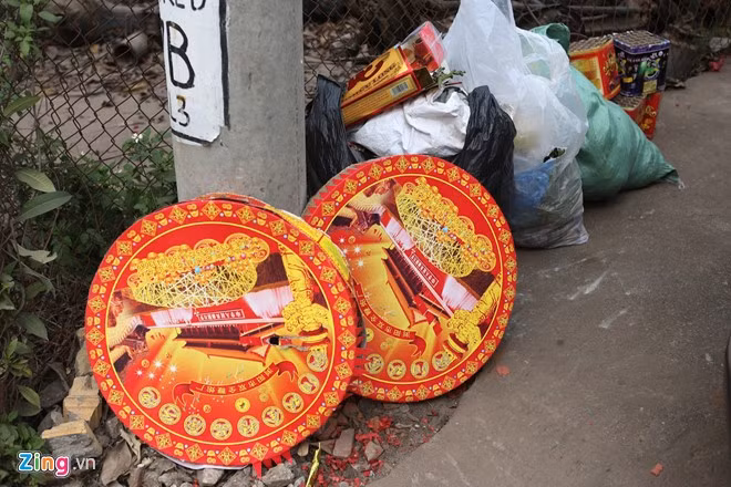  Vỏ hộp bánh pháo có chữ Trung Quốc được vứt ngay lề đường.