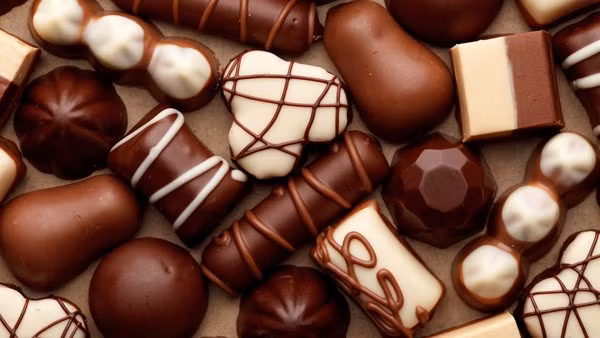 Ăn chocolate còn làm tăng nồng độ Serotonine, có khả năng điều hòa tính khí và giấc ngủ cho mỗi người, chống lại sự mệt mỏi, u uất. Trong chocolate còn chứa nhiều Polyphenol còn giúp ngăn ngừa lão hóa tế bào.