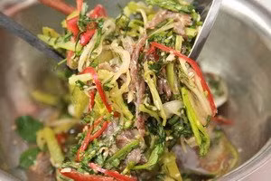 Trộn thịt bò và các gia vị đi kém.