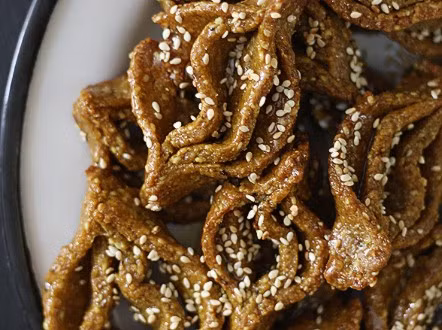 'Món bánh Chebbakia' được làm từ hạt mè nướng nghệ tây, nước hoa cam, dầu ô liu và quế. Món bánh này thường được ăn vào bữa chiều trong mùa chay ở đất nước này.