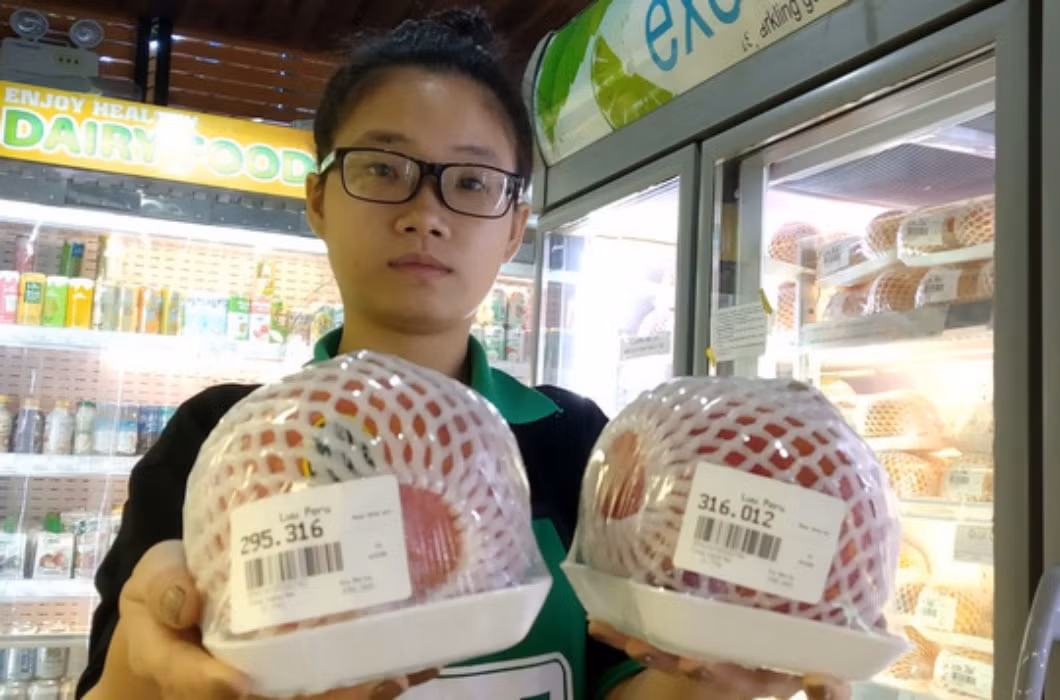Không chỉ mít mà lựu nay cũng có phiên bản khổng lồ. Loại lựu cỡ đại này được nhập khẩu từ nước ngoài và được bán phổ biến tại Hà Nội và TP.HCM.