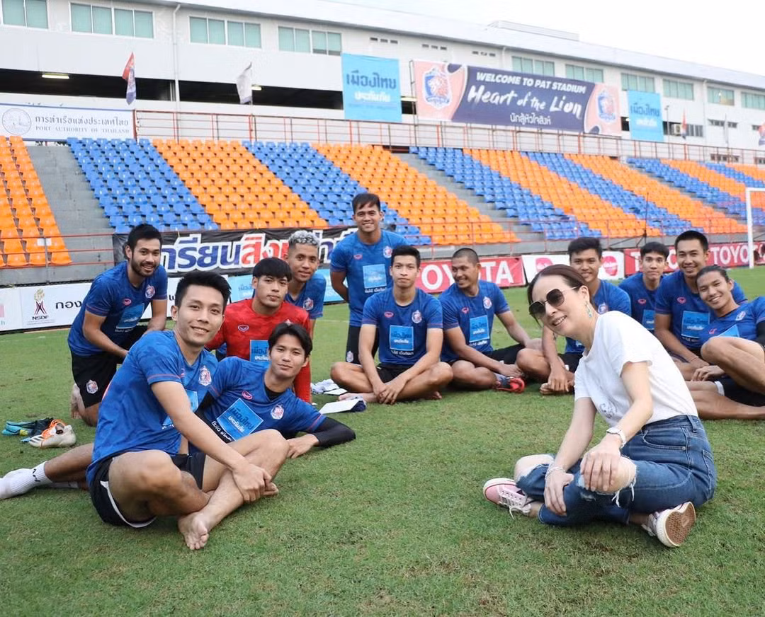 "Tôi là người mới trong lĩnh vực này nên cần làm gì đó để phá bỏ sự ngượng ngùng. Tôi không chỉ quan tâm tới thể chất cầu thủ mà còn cả tình cảm và tinh thần của họ", bà bày tỏ. Bên cạnh đó, nữ tỷ phú cũng quan tâm tới các hoạt động từ thiện. Theo The Nation, khi xuất bản cuốn tự truyện của mình vào năm 2017, bà quyên góp một phần tiền thu được từ việc bán sách cho Quỹ Người mù ở Thái Lan.