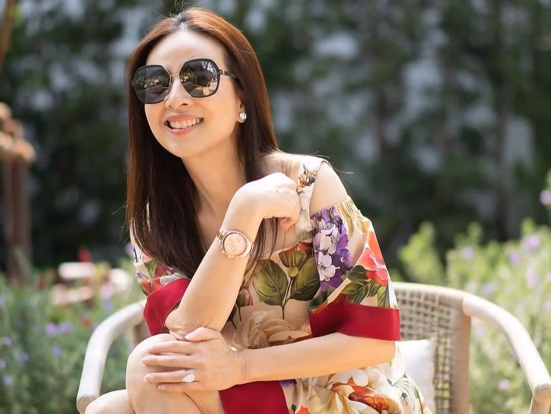 "Tôi thích mua sắm và tiêu khá nhiều tiền vào việc đó. Tôi luôn là người hâm mộ và khách hàng của Hermès. Chúng không chỉ đơn thuần là món đồ thời trang. Ví dụ như chiếc túi Birkin, cần ít nhất 16 tiếng để làm ra, nó là một tác phẩm nghệ thuật thực sự", bà nói với Prestige.