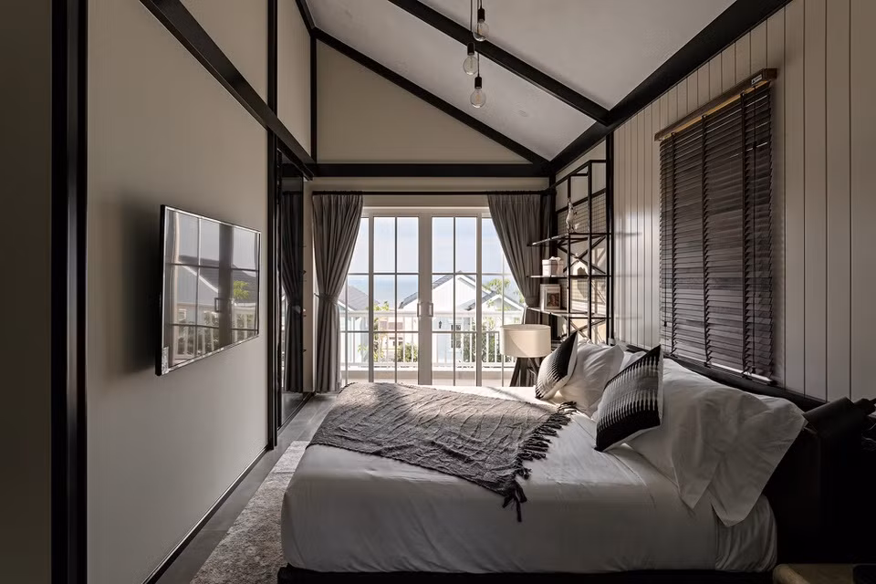  Điểm nổi bật của phòng ngủ master là phần mái vát chéo tự nhiên. Hệ thống xà, dầm tạo cảm giác thô sơ của một xưởng sản xuất.
