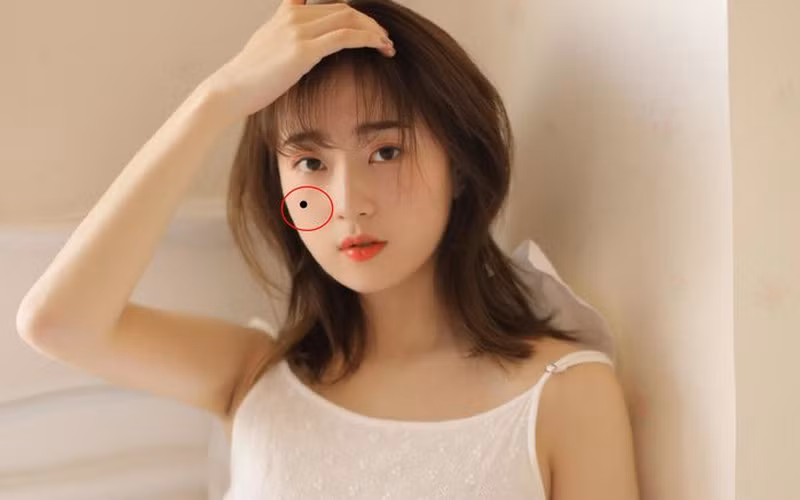 Có 1 nốt ruồi này năm 2022 tài lộc ùa đến chật ví - Hình 2 Co 1 not ruoi nay nam 2022 tai loc ua den chat vi-Hinh-2