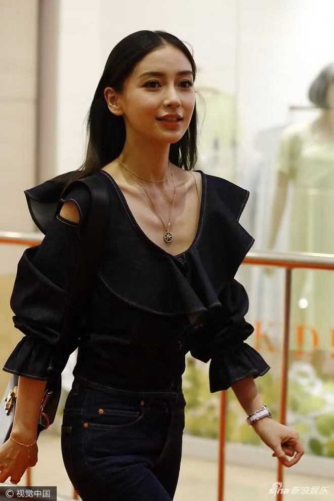 Angela Baby cũng là người đẹp nổi tiếng với thân hình cò hương, dường như từ khi debut đến nay cô chưa từng béo.