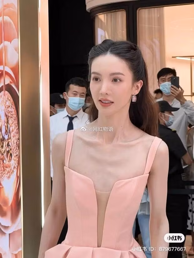 Xuất thân là vũ công múa, Kim Thần vốn nổi tiếng có vóc dáng mảnh mai, thanh thoát. Thế nhưng với việc chạy show và đóng phim liên miên, người đẹp ngày càng gầy rộc thảm thương.