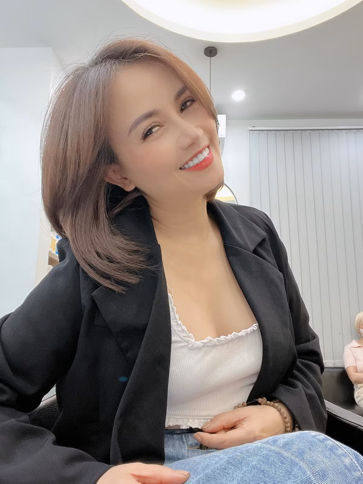 br/> Diễn viên Hoàng Yến được khán giả biết đến với những vai diễn đanh đá, lẳng lơ, thảo mai qua các bộ phim như: Hương vị tình thân, Về nhà đi con, Những ngày không quên, Mỹ nhân chiến, Làng ế vợ... Trải qua 4 cuộc hôn nhân đổ vỡ, hiện tại người đẹp 46 tuổi đang độc thân.