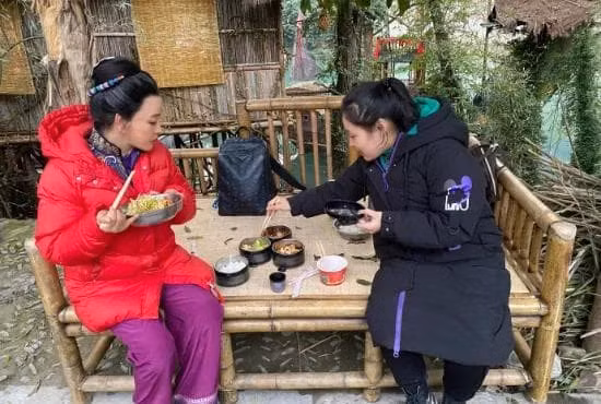 Hhinh anh gan day cua Luu Hieu Khanh, ngoi ben ve duong voi mai toc bac-Hinh-4