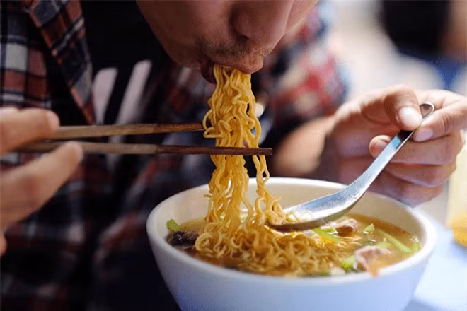 Ăn mì tôm nhớ làm thêm 1 bước nhỏ để "tống khứ" chất độc hại ảnh 2