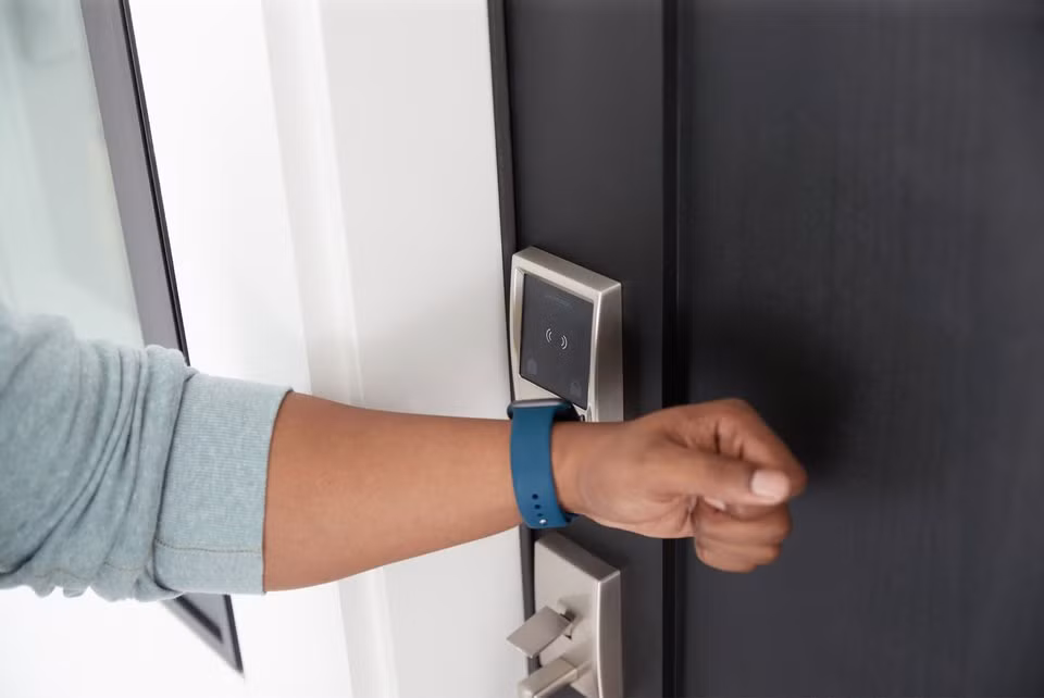 br/> Schlage Encode Plus là hệ thống khóa thông minh đầu tiên tương thích với Home Key. Đây là tính năng mới của Apple trên iOS 15, cho phép mở cửa nhà bằng cách chạm iPhone, Apple Watch lên ổ khóa. Để tăng cường bảo mật, Home Key còn cho phép mở khóa bằng Face ID, Touch ID hoặc mật khẩu. Với tính năng Power Reserve, iPhone vẫn có thể mở khóa nhà trong 5 tiếng sau khi tắt nguồn do hết pin. Ảnh: Schlage.