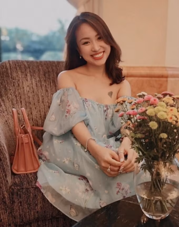Ưu tiên các thiết kế trễ vai, Vân Hugo tươi tắn trong chiếc váy vai nhún, tay bồng màu xanh pastel điểm hoa hồng – trắng, được kết hợp cùng túi xách da màu hồng và phụ kiện màu bạc. Sau khi Nam tiến, Vân Hugo tràn ngập niềm vui với nụ cười thường trực trên môi.