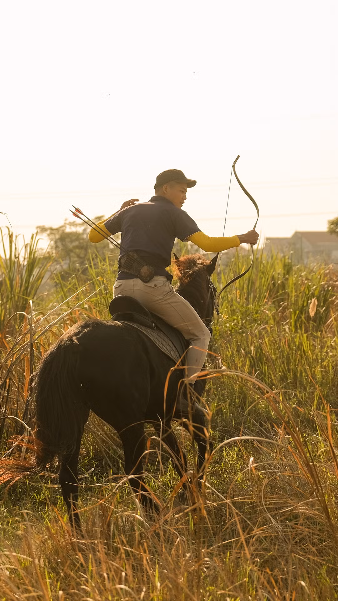 Tôi sử dụng loại cung truyền thống, tự căng dây và không gắn thiết bị hỗ trợ ngắm mục tiêu. Môn thể thao này đòi hỏi phải duy trì sự tập trung cao độ. Tôi vừa phải kiểm soát lực căng dây và ngắm mục tiêu, vừa đảm bảo ngựa chạy đúng hướng và tốc độ khi tôi đang không giữ dây cương. Song song với đó, mỗi phát tên trúng bia luôn đem lại sự phấn khích, đầy hào hứng.