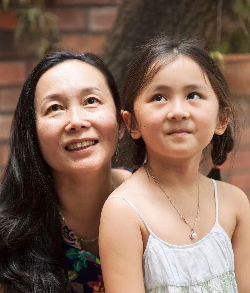 Sang Úc, vừa làm mẹ, vừa đi học sản xuất các chương trình truyền hình nhưng đáng tiếc, trong quá trình đó, vợ chồng chị xích mích và gia đình tan vỡ. Chị bảo, thôi thì lãi đứa con. "Tôi nghĩ bình yên hay hạnh phúc là cảm giác bằng lòng hay không với những điều mình có. Ở tuổi này, tôi có một đứa con xinh đẹp, ngoan ngoãn và cá tính, có mối quan hệ tốt với chồng cũ, có bạn bè. Tôi thực ra còn thấy mình nhận được nhiều ân sủng, vì được sống nhiều cuộc đời", Mai Hoa chia sẻ.