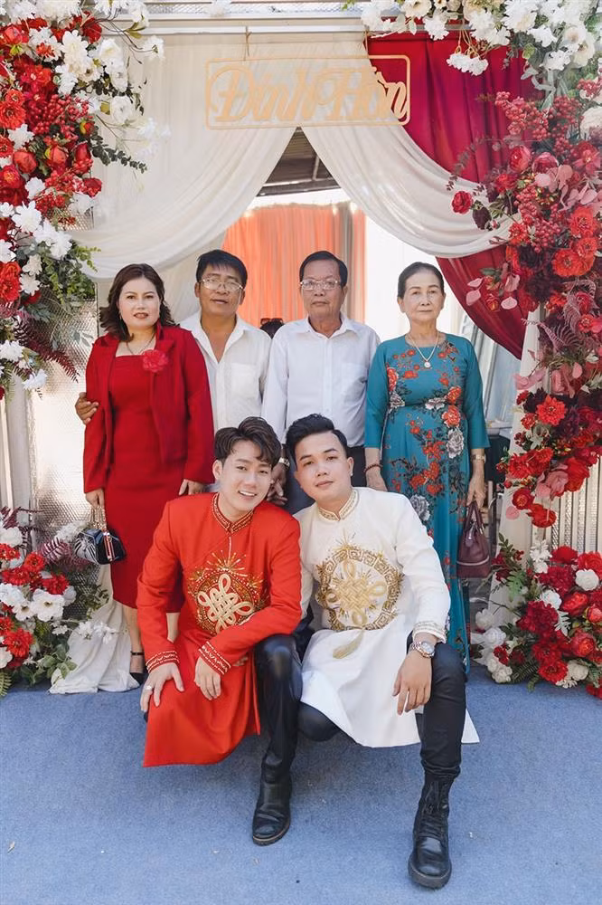 Chuyen tinh cap LGBT nam: Yeu nhau tu cu tat luc uong say-Hinh-11
