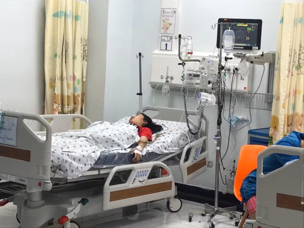 Bi me mang, be gai uong 28 vien thuoc chong tram cam de tu tu