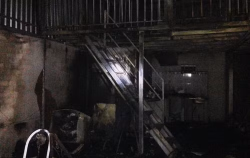 Bốn căn nhà cùng toàn bộ tài sản của hàng chục người dân bị thiêu rụi. Nhiều người đau khổ vì bỗng lâm cảnh trắng tay.