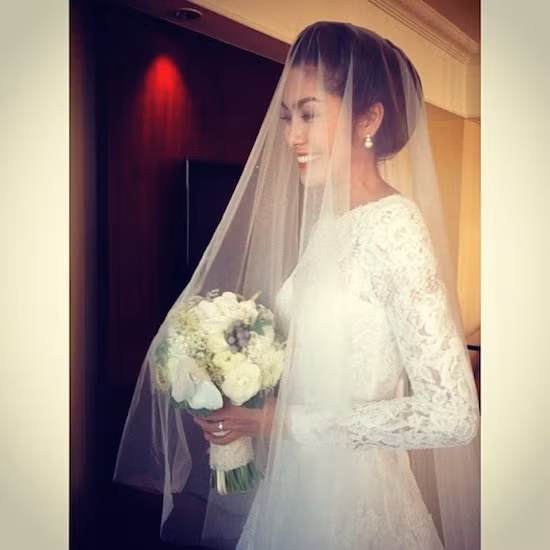 Trong ngày trọng đại, cô chia sẻ bức ảnh kèm lời chú thích "November 4! A day i will always remember!" (Ngày 4/11. Một ngày tôi sẽ luôn ghi nhớ).