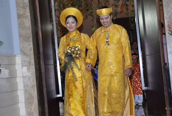 Thúy Nga và chồng trong đám cưới.