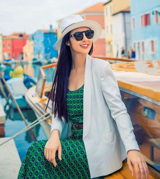 Với đề tài Trang phục dạo phố cho nữ thanh niên mùa xuân hè dựa trên hoạ tiết gốm sứ thời Lý, Ngọc Hân đã đạt số điểm 9,32 – đứng thứ 3 của toàn khoa. Các mẫu thiết kế của cô trong khóa luận tốt nghiệp đã được đánh giá là biết làm mới di sản văn hóa của dân tộc và có tính ứng dụng cao. Hiện tại, người đẹp vẫn đang từng bước biến ước mơ trở thành một nhà thiết kế thời trang chuyên nghiệp thành hiện thực.