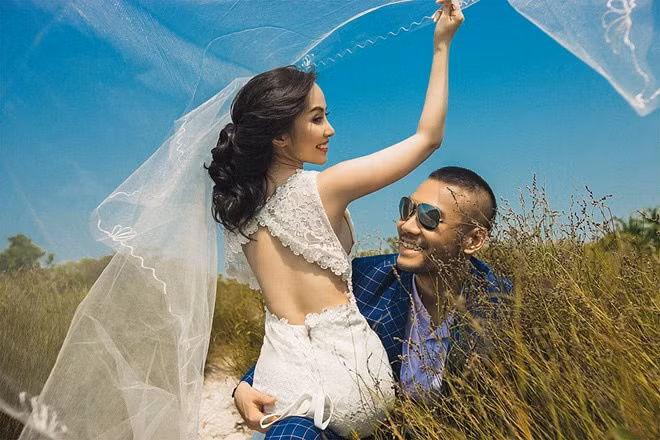 Trước ngày diễn ra hôn sự, cặp uyên ương có những chuyến đi xa thành phố để thực hiện bộ ảnh cưới lãng mạn và gần gũi với thiên nhiên. Dù rất vất vả khi di chuyển giữa trời nắng nóng, nhưng cả hai luôn hăng hái và diễn xuất hết mình với mong muốn có được những khung ảnh đẹp làm kỷ niệm.