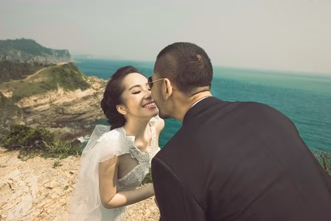 Đảo Cô Tô thuộc tỉnh Quảng Ninh là điểm chụp ảnh đầu tiên mà cả hai chọn lựa. Để có được những khung ảnh đẹp nhất, cặp tình nhân dậy từ sáng sớm, di chuyển đến địa điểm vắng và chọn lựa góc chụp ưng ý.