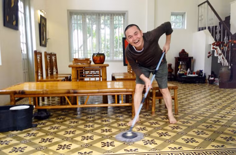 Xuân Hinh và vợ con đang sống trong một ngôi nhà ở Hà Nội. Một góc của phòng khách được trang trí theo phong cách Bắc Bộ.