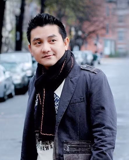 Đang là trụ cột gia đình, Anh Vũ gần như sụp đổ khi biết mình mắc bệnh ung thư đại tràng đã di căn đến gan. Anh cứ bị cái chết ám ảnh cho đến khi gặp được một cô gái bị ung thư giai đoạn cuối, mắt đã mù, răng rụng dần vậy mà cô vẫn lạc quan, vui vẻ ca hát trong hành lang bệnh viện, tận hưởng những ngày cuối đời thật hạnh phúc. Anh Vũ nhận ra mình may mắn hơn nhiều vì còn khả năng chữa trị dứt bệnh.