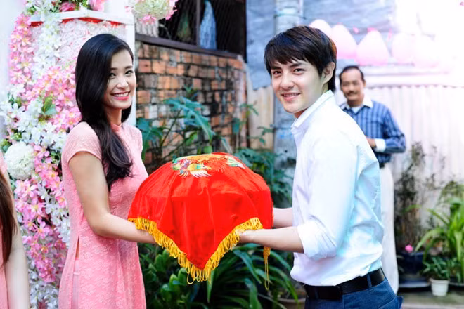 Trong khi đó, bạn trai Đông Nhi, nam ca sĩ Ông Cao Thắng cũng xúng xính áo quần chỉnh tề đi bê tráp cho nhà trai Đằng Phương.