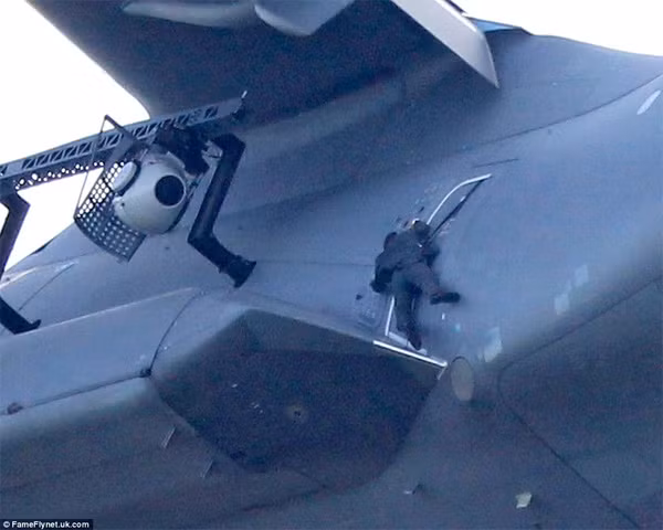 Ngôi sao Hollywood treo lơ lửng bên thân chiếc máy bay Airbus A400m khi máy bay đang bay trên bầu trời Anh. Nam diễn viên vào vai điệp viên Ethan Hunt trong phim "Mission Impossible 5".