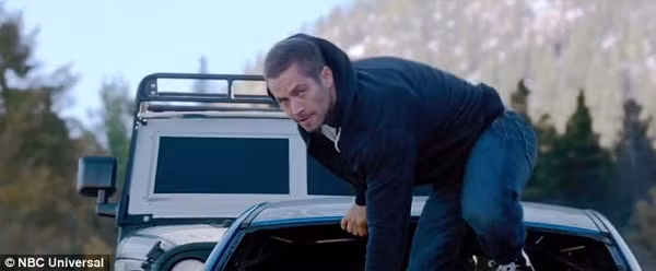 Một cảnh của Paul Walker trong phim Fast & Furious 7.