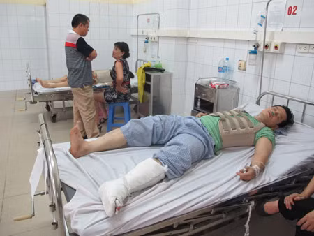Hai vợ chồng chủ tiệm vàng đang được điều trị tích cực về cột sống tại Bệnh viện đa khoa tỉnh Quảng Ninh.