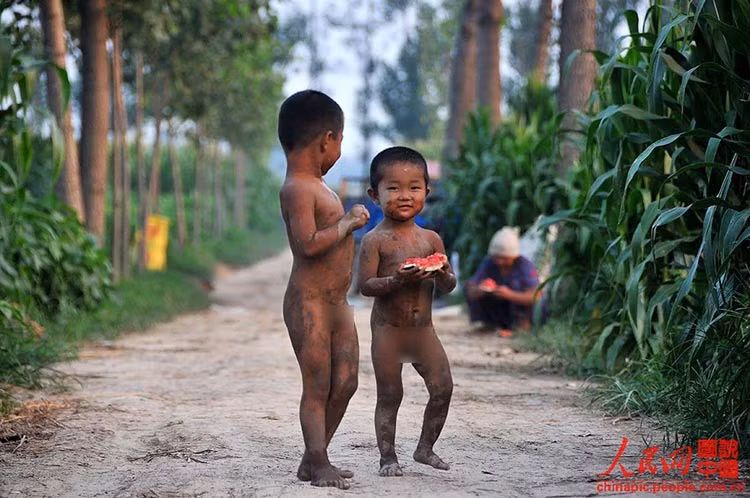 Một cư dân mạng bình luận: "Thấy tội cho những đứa trẻ này. Cha mẹ chúng cũng chỉ vì miếng cơm manh áo mà bỏ bê con cái ở quê nhà cho bố mẹ già chăm sóc".