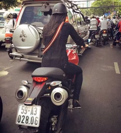 "Người đẹp" cưỡi "quái vật".