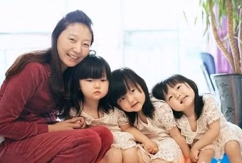 Li đã cắt bỏ tử cung của mình vì biến chứng sau sinh. Khi các con 3 tuổi, Lishu bị chẩn đoán ung thư dạ dày. Li chia sẻ: "Tôi thật sự rất buồn và cảm thấy không hy vọng chữa khỏi bệnh. Và hối tiếc nhất trong đời là tôi không có cơ hội dự đám cưới của các con, nhưng tôi muốn lưu lại một chút gì đó cho chúng". Li muốn các con cảm nhận được tình yêu chị dành cho chúng, thậm chí khi sau này không có mẹ ở bên cạnh.