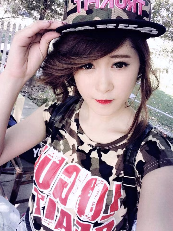 Không chỉ các sao Việt, các bạn trẻ cũng "mê mẩn" chiếc mũ cá tính này.