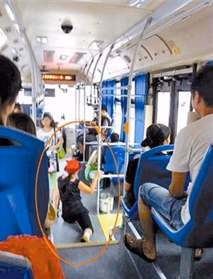 Người phụ nữ thản nhiên luyện tập trên xe.