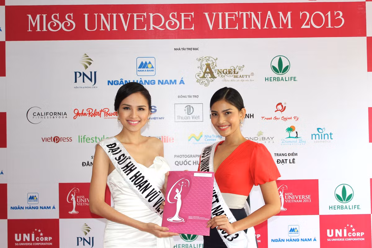 Hoa hậu Diễm Hương - Đại sứ hoa Hậu Hoàn vũ Việt Nam đã trao thư mời và chúc mừng Trương Thị May được chọn là đại diện VN tham gia đấu trường nhan sắc quốc tế.