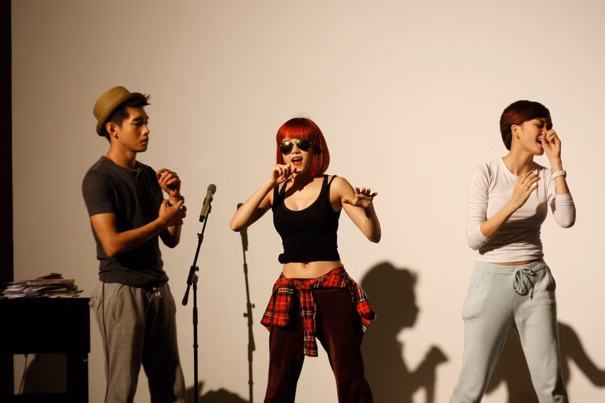 Trở lại "nhà cũ" lần này, Thiều Bảo Trang cùng em gái sẽ thể hiện một bản mash-up hai ca khúc với hai thể loại âm nhạc khác nhau. Một ca khúc nổi tiếng của nhạc sĩ Phó Đức Phương và một ca khúc sôi động nằm trong album vừa phát hành của Bee.T: "We are Bee.T".